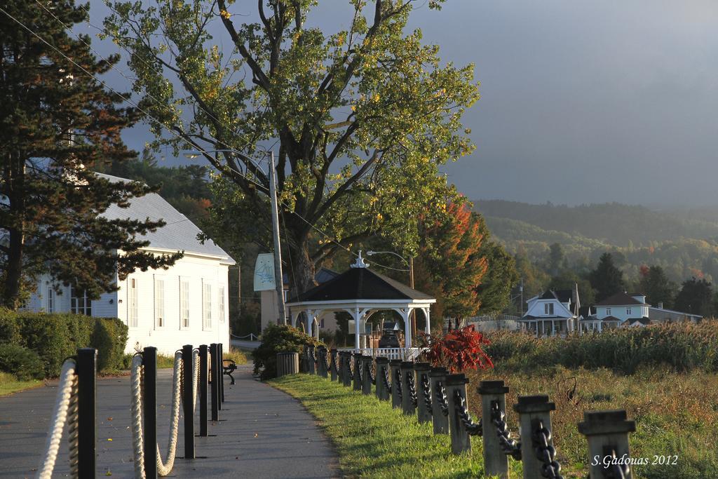 Auberge De La Rive De Charlevoix - Auberge De Jeunesse Familiale Pour Voyageurs De Tous Ages Saint-Joseph-de-la-Rive Eksteriør billede