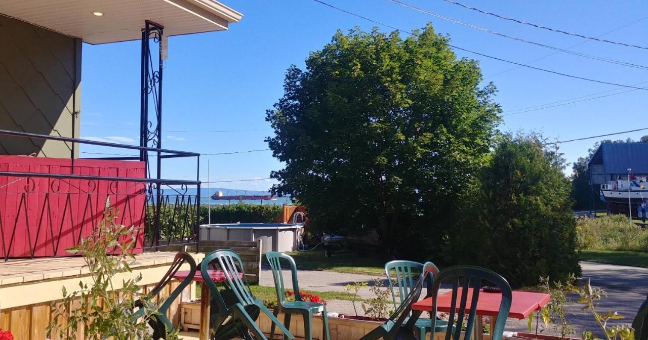 Auberge De La Rive De Charlevoix - Auberge De Jeunesse Familiale Pour Voyageurs De Tous Ages Saint-Joseph-de-la-Rive Eksteriør billede